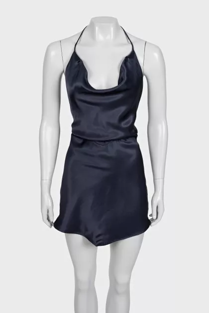 Fitted dress with ties and an open back
