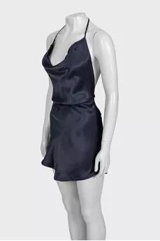 Fitted dress with ties and an open back