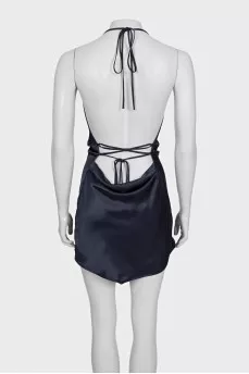 Fitted dress with ties and an open back