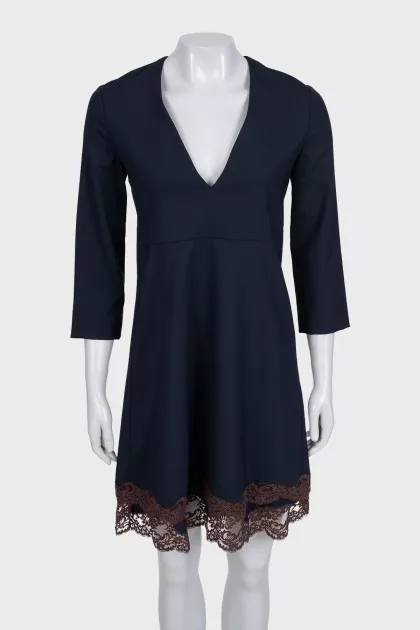 Fitted wool dress decorated with lace
