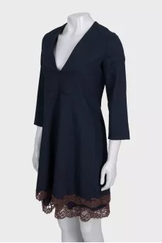 Fitted wool dress decorated with lace