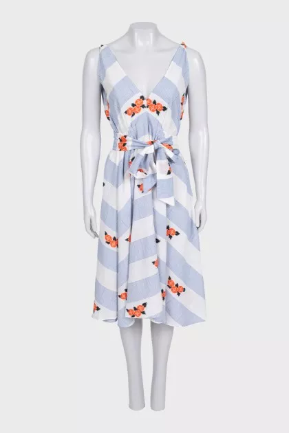 Fitted sleeveless dress with embroidery