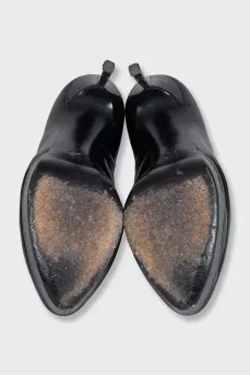 Black shiny patent leather shoes