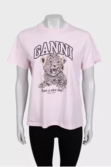 Pink straight-cut t-shirt with a print