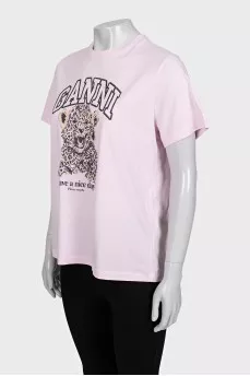 Pink straight-cut t-shirt with a print