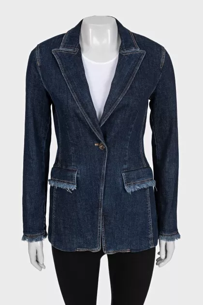 Fitted denim jacket with a button