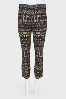 Thin pants with print keys with a tag