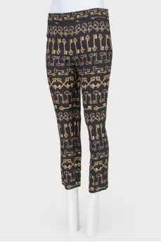 Thin pants with print keys with a tag