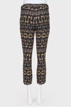Thin pants with print keys with a tag