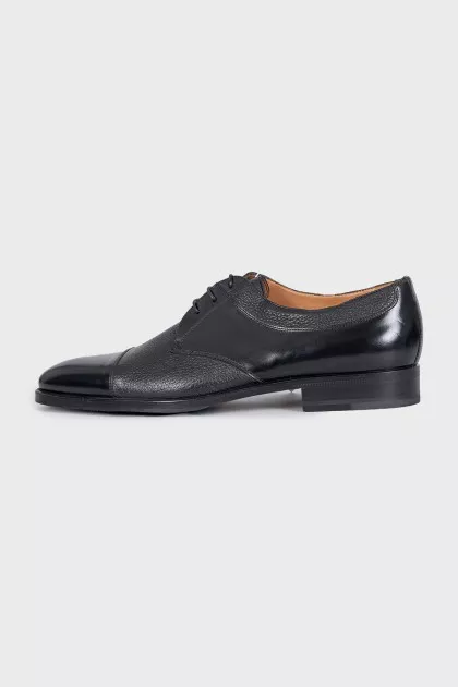 Men's shoes made of smooth black leather