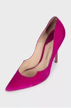Suede pumps with a shaped cutout