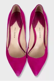 Suede pumps with a shaped cutout