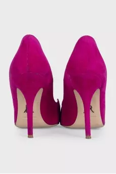 Suede pumps with a shaped cutout