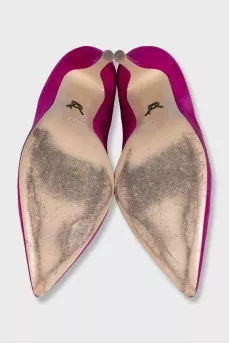 Suede pumps with a shaped cutout