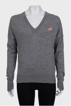 Gray wool jumper with a patch