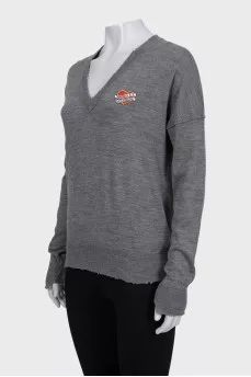 Gray wool jumper with a patch
