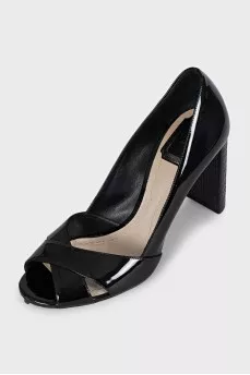 Patent leather shoes with embossed heels