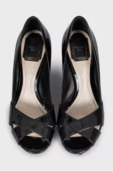 Patent leather shoes with embossed heels
