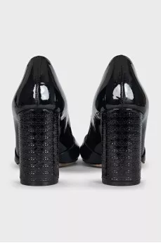 Patent leather shoes with embossed heels