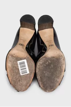 Patent leather shoes with embossed heels