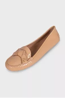 Лаковані мокасини бежевого кольору