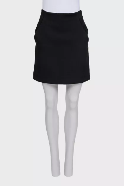 Black fitted skirt