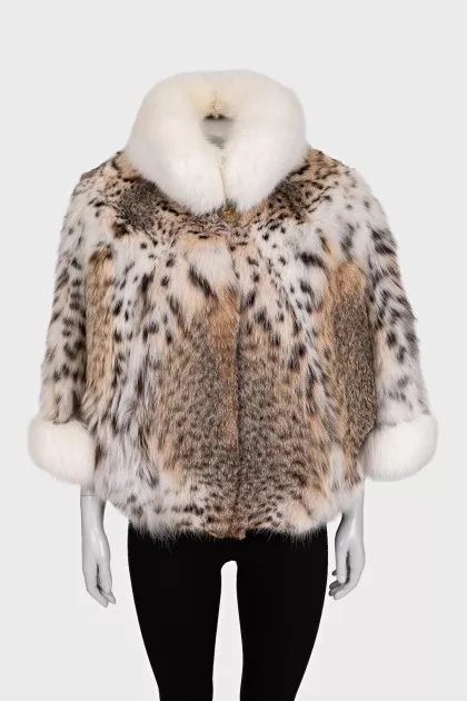Short, loose-fitting fur coat