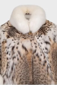 Short, loose-fitting fur coat