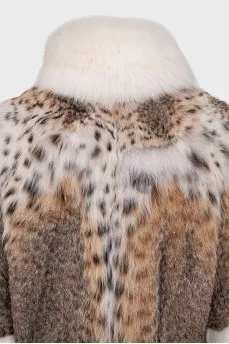 Short, loose-fitting fur coat