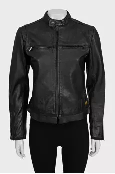 Straight-cut leather jacket with a zipper and tag