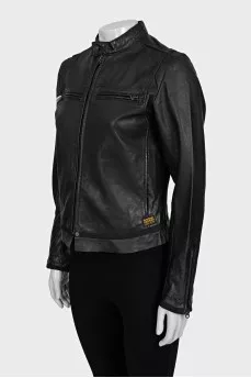 Straight-cut leather jacket with a zipper and tag