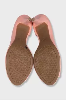 Pink leather open-toe shoes