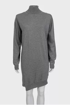 Gray dress with a collar and a slit at the back