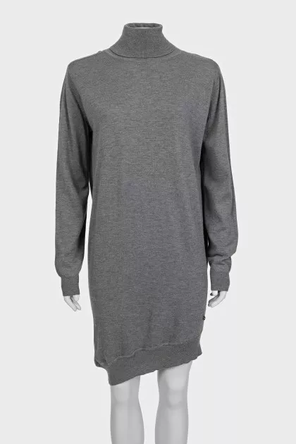 Gray dress with a collar and a slit at the back