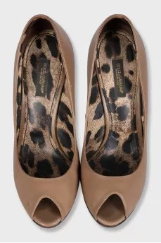 Brown leather open-toe shoes