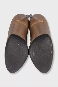 Brown leather open-toe shoes
