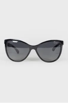 Sunglasses with brown inserts on arcs