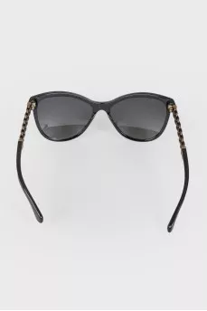 Sunglasses with brown inserts on arcs