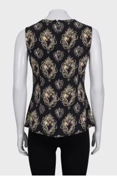 Black fitted sleeveless blouse