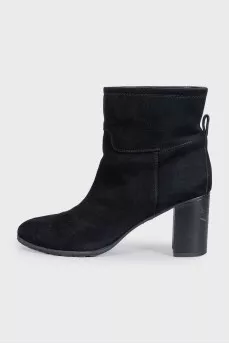 Suede ankle boots with heels and no fastening