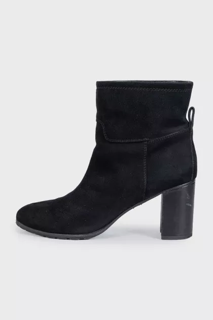 Suede ankle boots with heels and no fastening