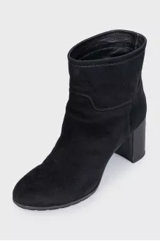 Suede ankle boots with heels and no fastening