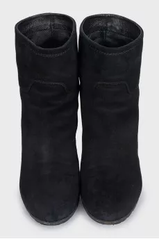 Suede ankle boots with heels and no fastening