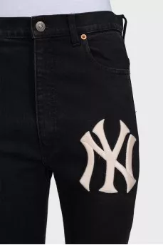 Черные джинсы с фирменной вышивкой