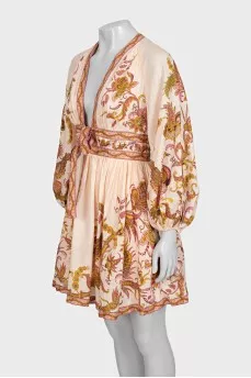 Beige fitted dress with print