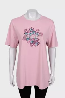 Pink loose-fitting t-shirt with a signature print
