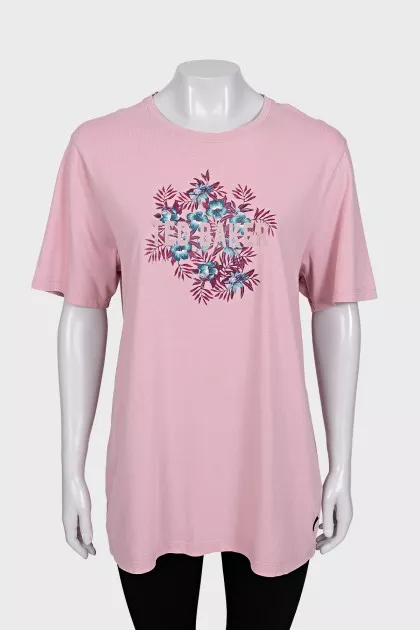 Pink loose-fitting t-shirt with a signature print