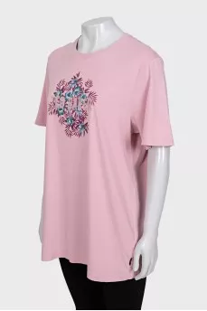 Pink loose-fitting t-shirt with a signature print