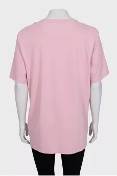 Pink loose-fitting t-shirt with a signature print