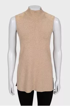 Straight cut top with a high neck